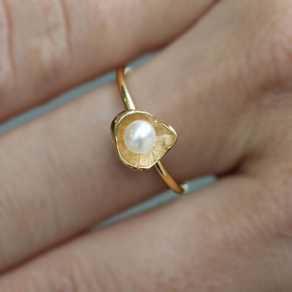 Small sunken treasure Pearl ring in yellow gold on hand