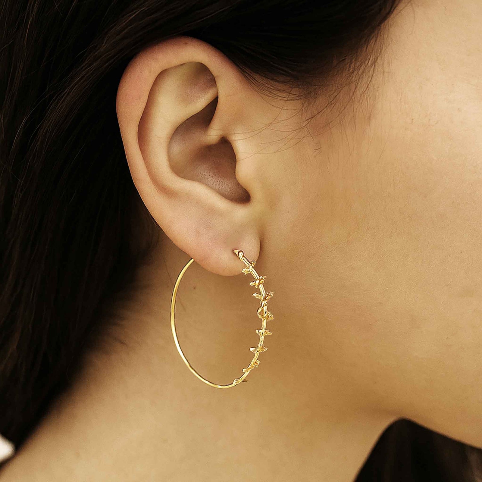 Large hoop earrings with leaf motif
