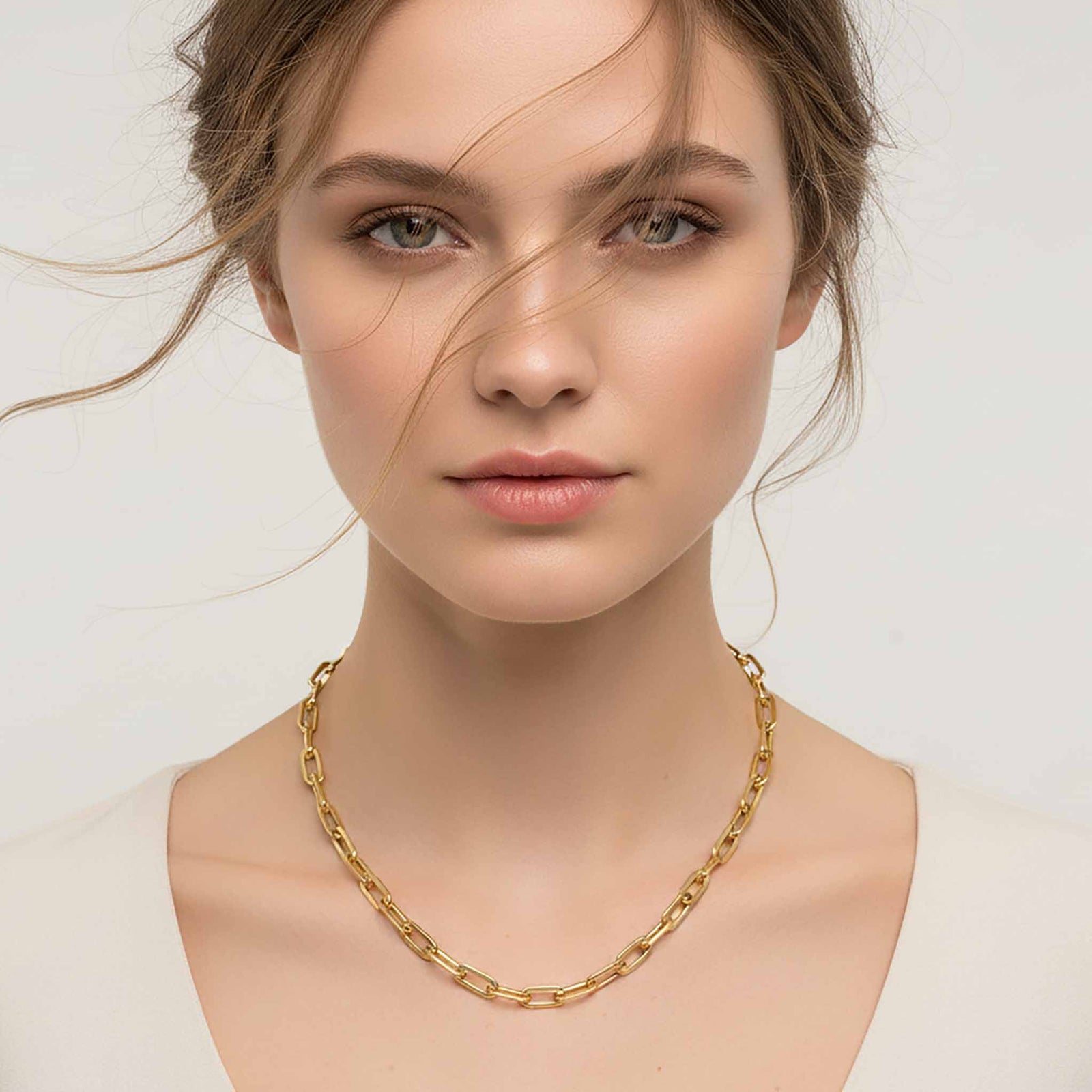 A SUBSTANTIAL HEAVY LINK NECKLACE IN YELLOW GOLD