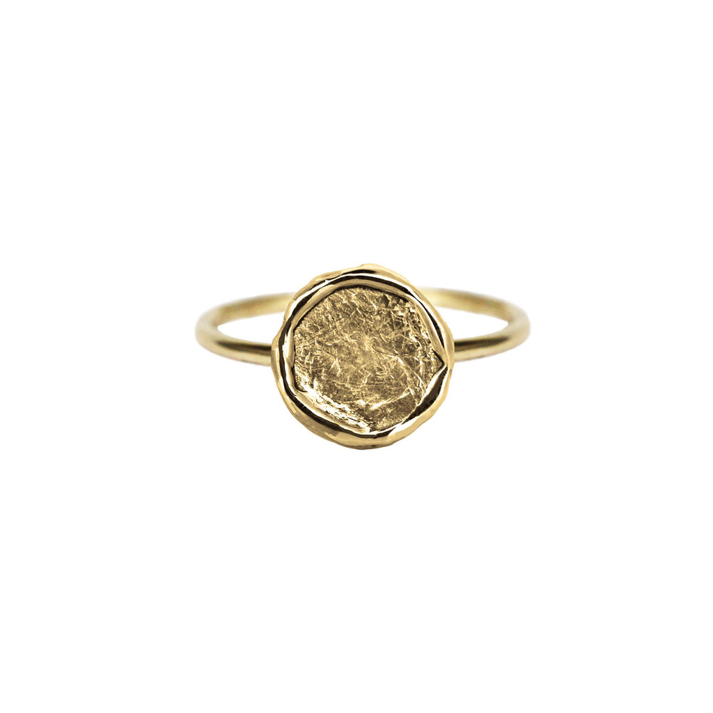 Medallion ring in yellow gold