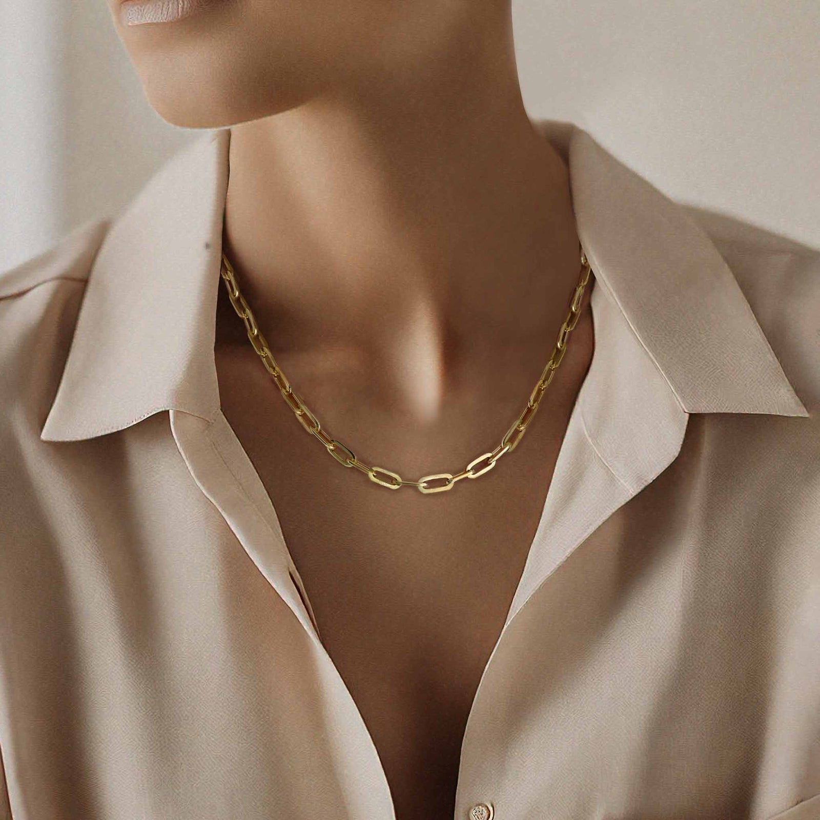 A SUBSTANTIAL HEAVY LINK NECKLACE IN YELLOW GOLD