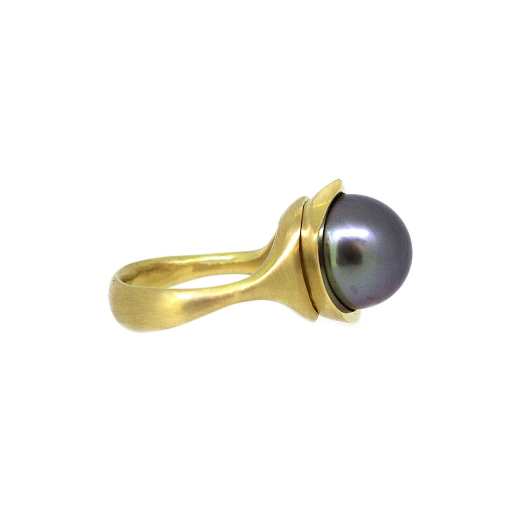 Tahitian pearl ring in an organic design in yellow gold