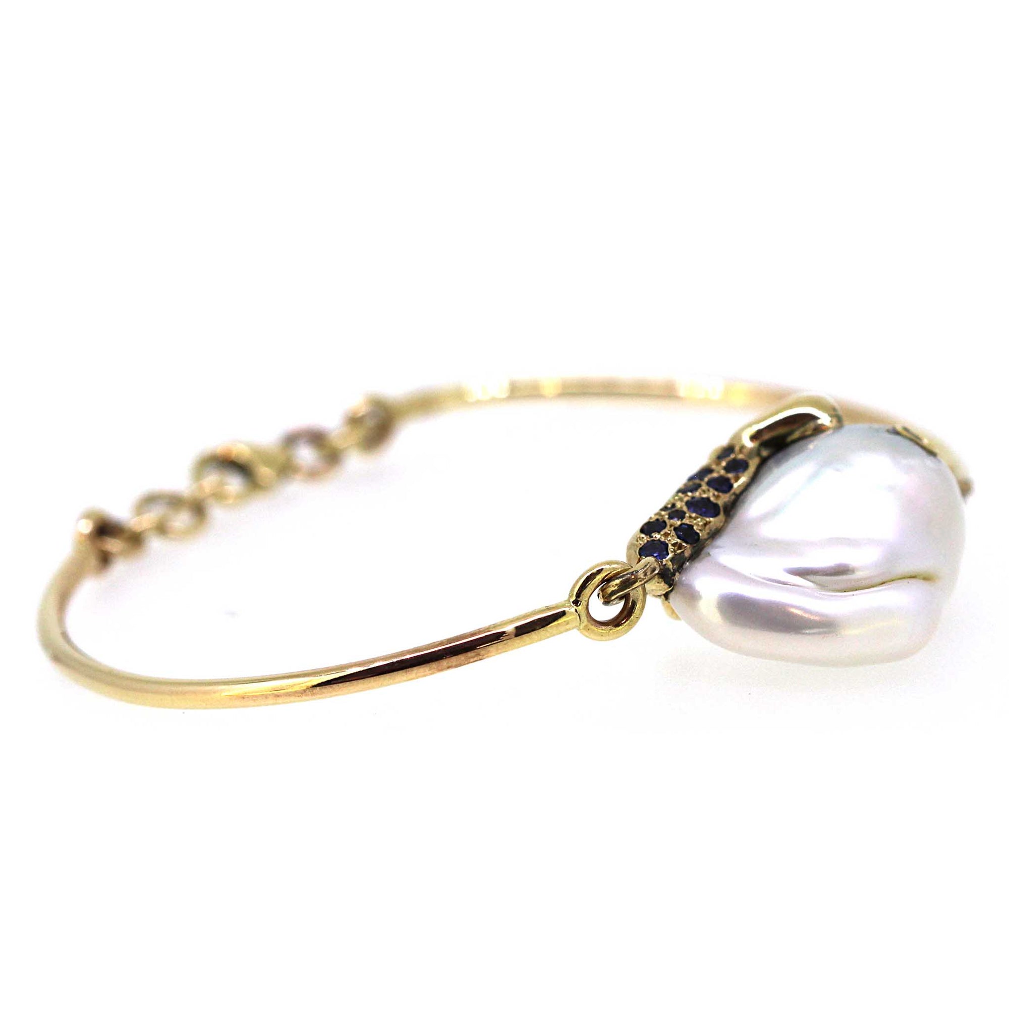 Barnacle pearl Bracelet is inspired by the barnacles on whales. Pearl, sapphire and gold