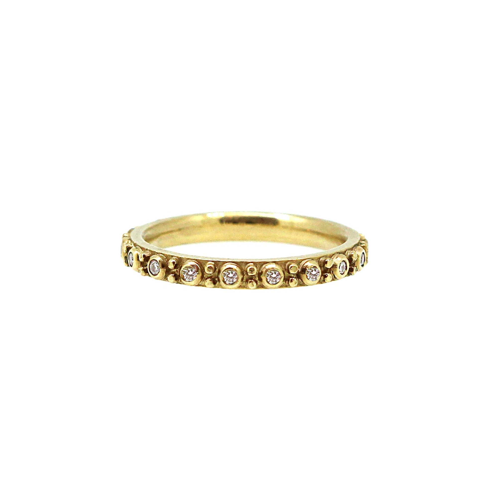 Diamond band with bezel set diamonds in a Little venice pattern. 9k or 18k gold